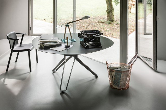 3-Pod di Lema è caratterizzato dalla base tripode in metallo e dal piano in legno laccato opaco con un'originale forma a goccia; è leggero e essenziale. Misura L 143,5 x P 139,5 x H 73,1 cm. Prezzo 1.806 euro. www.lemamobili.com 3-Pod di Lema è caratterizzato dalla base tripode in metallo e dal piano in legno laccato opaco con un'originale forma a goccia; è leggero e essenziale. Misura L 143,5 x P 139,5 x H 73,1 cm. Prezzo 1.806 euro. www.lemamobili.com