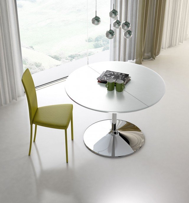 Small di Riflessi ha un design elegante sottolineato dalla base conica in acciaio lucido, il top è in cristallo extrachiaro bianco; grazie all'allunga interna a libro si apre con facilità. Misura ø 100/150 x H 75 cm. Prezzo 1.805 euro per la versione base. www.riflessisrl.it Small di Riflessi ha un design elegante sottolineato dalla base conica in acciaio lucido, il top è in cristallo extrachiaro bianco; grazie all'allunga interna a libro si apre con facilità. Misura ø 100/150 x H 75 cm. Prezzo 1.805 euro per la versione base. www.riflessisrl.it
