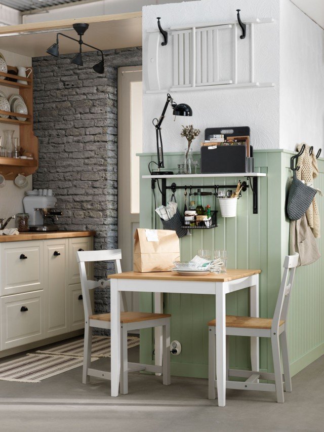 Lerhamn di Ikea è in pino massiccio laccato bianco con il piano rifinito con mordente anticato chiaro; la soluzione ideale in una cucina country. Misura L 74 x P 74 x H 73 cm. Prezzo 59,99 euro. www.ikea.com Lerhamn di Ikea è in pino massiccio laccato bianco con il piano rifinito con mordente anticato chiaro; la soluzione ideale in una cucina country. Misura L 74 x P 74 x H 73 cm. Prezzo 59,99 euro. www.ikea.com