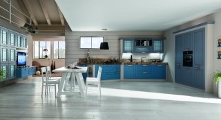 cucina con ante in frassino massiccio e pensili in vetro blu Alice di Arrex Le Cucine cucina con ante in frassino massiccio e pensili in vetro blu Alice di Arrex Le Cucine