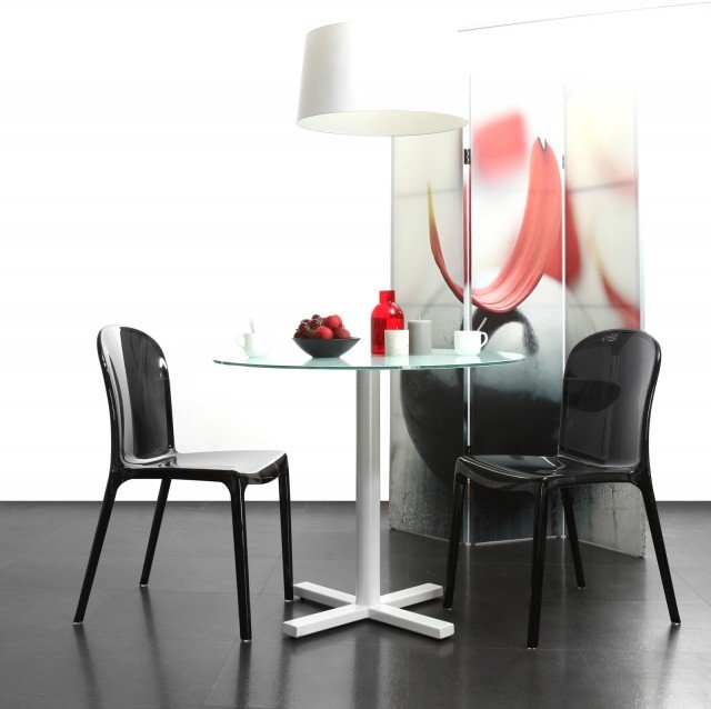 Baya di Miliboo ha il piano in vetro temperato bianco che poggia su una sottile base in metallo dipinto in gradazione. Misura ø 90 x H 77 cm. Prezzo 118,76 euro (da verificare perchè varia ) www.miliboo.it Baya di Miliboo ha il piano in vetro temperato bianco che poggia su una sottile base in metallo dipinto in gradazione. Misura ø 90 x H 77 cm. Prezzo 118,76 euro (da verificare perchè varia ) www.miliboo.it