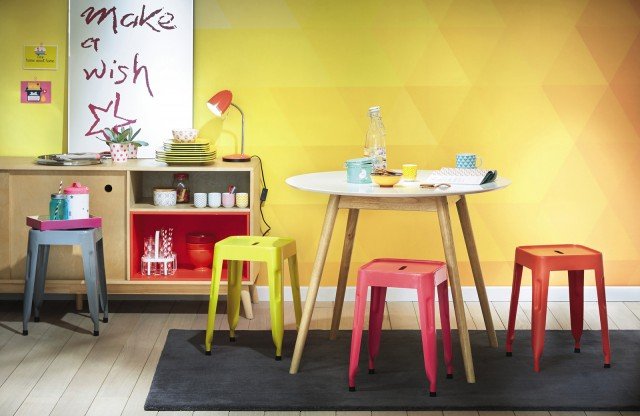Spring di Maisons du monde è un modello leggero che si ispira alle line degli Anni Cinquanta; il piano bianco crea un piacevole contrasto con le gambe in legno chiaro. Misura ø 90 x H 75 cm. Prezzo 99,99 euro. www.maisonsdumonde.com Spring di Maisons du monde è un modello leggero che si ispira alle line degli Anni Cinquanta; il piano bianco crea un piacevole contrasto con le gambe in legno chiaro. Misura ø 90 x H 75 cm. Prezzo 99,99 euro. www.maisonsdumonde.com