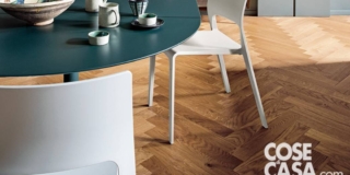 Il nuovo parquet in rovere, posato a spina italiana, è rifinito a olio