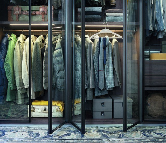 Schietta e sincera, ami l’armadio Aria (design David Lopez Quincoces), che si distingue per leggerezza visiva e design raffinato grazie alla cornice in alluminio anodizzato bronzo e alle ante in vetro trasparente, con cerniere invisibili che non intaccano la purezza delle linee. Le ante in vetro extrachiaro trasparente (disponibili anche nelle versioni bronzo riflettente e laccato in 10 colori) permettono di illuminare l’interno dell’armadio con la luce naturale. Riducibile a misura in profondità, è dotato di ricchissime attrezzature interne per offrire molteplici combinazioni per ogni esigenza. Schietta e sincera, ami l’armadio Aria (design David Lopez Quincoces), che si distingue per leggerezza visiva e design raffinato grazie alla cornice in alluminio anodizzato bronzo e alle ante in vetro trasparente, con cerniere invisibili che non intaccano la purezza delle linee. Le ante in vetro extrachiaro trasparente (disponibili anche nelle versioni bronzo riflettente e laccato in 10 colori) permettono di illuminare l’interno dell’armadio con la luce naturale. Riducibile a misura in profondità, è dotato di ricchissime attrezzature interne per offrire molteplici combinazioni per ogni esigenza.