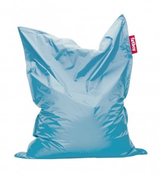 È in nylon con rivestimento in pvc il pouf a sacco Original di Fat Boy con imbottitura in microsfere di polistirene. È adatto anche all'esterno e si può utilizzare come letto. Misura L 140 x P 30 x H 180 cm. Costa 199 euro. È in nylon con rivestimento in pvc il pouf a sacco Original di Fat Boy con imbottitura in microsfere di polistirene. È adatto anche all'esterno e si può utilizzare come letto. Misura L 140 x P 30 x H 180 cm. Costa 199 euro.