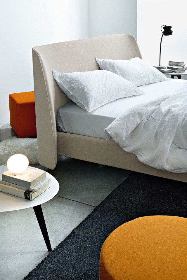 L’aspetto morbidamente avvolgente del letto Edel di Officinadesign Lema trova massima espressione nell’originale effetto visivo di sospensione da terra e nella testiera imbottita, impreziosita da un dettaglio sartoriale come il profilo a coda di topo in velluto. Oltre al rivestimento in tessuto può essere scelto anche in ecopelle o in pelle. Disponibile in tre larghezze, misura L 223 x H 105 x P 194/169 - P 204/179 - P 214/189 cm. L’aspetto morbidamente avvolgente del letto Edel di Officinadesign Lema trova massima espressione nell’originale effetto visivo di sospensione da terra e nella testiera imbottita, impreziosita da un dettaglio sartoriale come il profilo a coda di topo in velluto. Oltre al rivestimento in tessuto può essere scelto anche in ecopelle o in pelle. Disponibile in tre larghezze, misura L 223 x H 105 x P 194/169 - P 204/179 - P 214/189 cm.