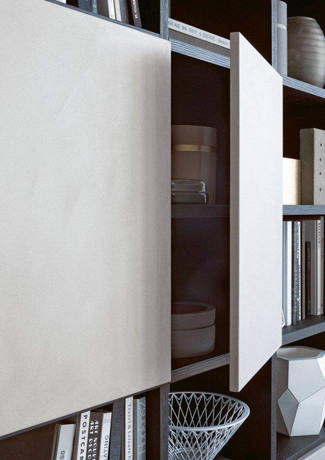 Sistema evoluto dal punto di vista funzionale oltre che estetico, Selecta (Officinadesign Lema) amplia il ventaglio di possibilità per le superfici di ante, cassetti, ribalte con la nuova finitura Argilla, dal gradevole effetto naturale dato dal materiale e dalla sua lavorazione spatolata. Disponibile in quattro varianti cromatiche - Creta (nella foto), Polvere, Ardesia, Sabbia -, aggiunge un tocco di elegante naturalità alle tante combinazioni possibili. Sistema evoluto dal punto di vista funzionale oltre che estetico, Selecta (Officinadesign Lema) amplia il ventaglio di possibilità per le superfici di ante, cassetti, ribalte con la nuova finitura Argilla, dal gradevole effetto naturale dato dal materiale e dalla sua lavorazione spatolata. Disponibile in quattro varianti cromatiche - Creta (nella foto), Polvere, Ardesia, Sabbia -, aggiunge un tocco di elegante naturalità alle tante combinazioni possibili.