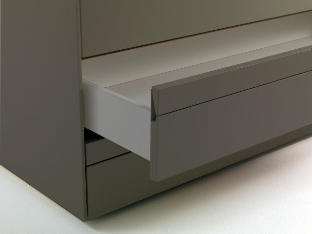Cura tecnica significa anche attenzione estetica: il fronte della cassettiera Shen (design Cairoli&Donzelli) dietro alle eleganti partizioni orizzontali nasconde maniglie basculanti che semplificano l’apertura dei cassetti senza compromettere la pulizia del disegno e dei volumi. In laccato opaco in 40 colori, è prevista anche la versione comodino. Cura tecnica significa anche attenzione estetica: il fronte della cassettiera Shen (design Cairoli&Donzelli) dietro alle eleganti partizioni orizzontali nasconde maniglie basculanti che semplificano l’apertura dei cassetti senza compromettere la pulizia del disegno e dei volumi. In laccato opaco in 40 colori, è prevista anche la versione comodino.