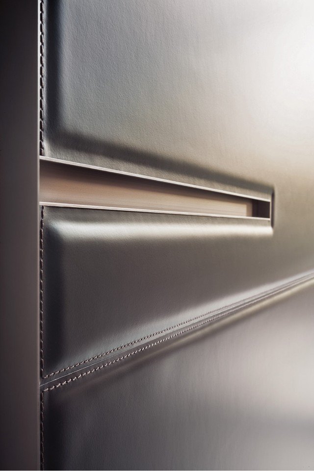 Esteticamente sofisticato, l’armadio Warm (Officinadesign Lema) si distingue per i dettagli pregiati e le rifiniture accurate: le ante scorrevoli rivestite di cuoio color Caffè, le maniglie incassate dal disegno allungato di alluminio anodizzato color bronzo così come il telaio portante delle ante, le cuciture a vista del materiale naturale. Protagonista di ambienti sofisticati, è disponibile in tre altezze e larghezze diverse, può essere scelto anche in altre tinte e offre ampi vani e diversi accessori per l’organizzazione. Esteticamente sofisticato, l’armadio Warm (Officinadesign Lema) si distingue per i dettagli pregiati e le rifiniture accurate: le ante scorrevoli rivestite di cuoio color Caffè, le maniglie incassate dal disegno allungato di alluminio anodizzato color bronzo così come il telaio portante delle ante, le cuciture a vista del materiale naturale. Protagonista di ambienti sofisticati, è disponibile in tre altezze e larghezze diverse, può essere scelto anche in altre tinte e offre ampi vani e diversi accessori per l’organizzazione.