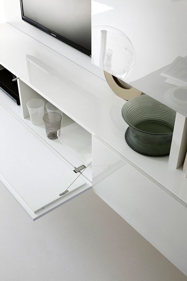 Le ante a ribalta del sistema T030 (design Piero Lissoni) sono dotate di meccanismi di apertura a filo d’acciaio coperto da un controfianco che permette di sfruttare pienamente tutto il volume interno senza angoli di difficile pulizia o manutenzione. Una soluzione tecnica particolarmente raffinata, che unisce praticità ad estetica. Le ante a ribalta del sistema T030 (design Piero Lissoni) sono dotate di meccanismi di apertura a filo d’acciaio coperto da un controfianco che permette di sfruttare pienamente tutto il volume interno senza angoli di difficile pulizia o manutenzione. Una soluzione tecnica particolarmente raffinata, che unisce praticità ad estetica.
