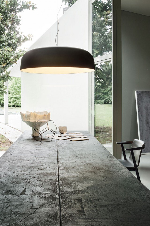 Il forte impatto espressivo della finitura effetto pietra lavica contraddistingue il piano del tavolo Memo (design Piero Lissoni), disponibile in due lunghezze e con struttura di sostegno di metallo verniciato (nell’originale tinta rosso Borgogna o alluminio spazzolato Acciaio). Un oggetto protagonista della zona giorno, realizzabile anche a misura tra i tre e i quattro metri di lunghezza, grazie alla sua presenza scenica e alla grande matericità. Misura L 3000/4000 x H 74,5 x P 109 cm. Il forte impatto espressivo della finitura effetto pietra lavica contraddistingue il piano del tavolo Memo (design Piero Lissoni), disponibile in due lunghezze e con struttura di sostegno di metallo verniciato (nell’originale tinta rosso Borgogna o alluminio spazzolato Acciaio). Un oggetto protagonista della zona giorno, realizzabile anche a misura tra i tre e i quattro metri di lunghezza, grazie alla sua presenza scenica e alla grande matericità. Misura L 3000/4000 x H 74,5 x P 109 cm.