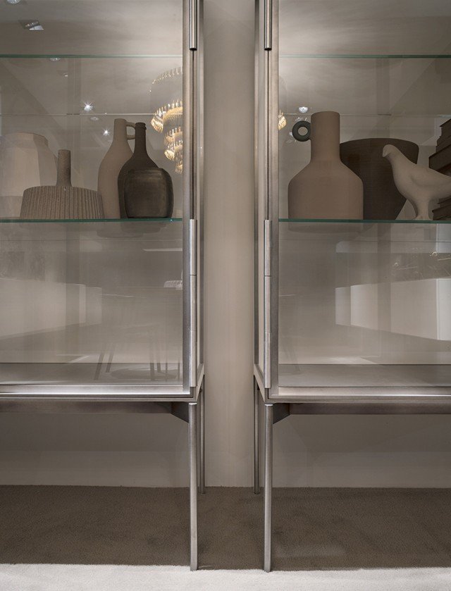 La qualità estetica della produzione Lema si legge in ogni più piccolo particolare. Come nella vetrina Galerist (design Christophe Pillet), elegantemente leggera e trasparente grazie all’involucro in sottile alluminio e vetro extrachiaro: le cerniere delle ante, in metallo trattato per ottenere una tinta profonda e piena, si trasformano in sofisticato dettaglio, funzionale ed estetico nel contempo. Misure L 113 x H 172 x P 56 cm. La qualità estetica della produzione Lema si legge in ogni più piccolo particolare. Come nella vetrina Galerist (design Christophe Pillet), elegantemente leggera e trasparente grazie all’involucro in sottile alluminio e vetro extrachiaro: le cerniere delle ante, in metallo trattato per ottenere una tinta profonda e piena, si trasformano in sofisticato dettaglio, funzionale ed estetico nel contempo. Misure L 113 x H 172 x P 56 cm.