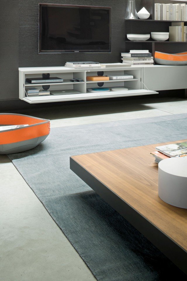 Lema offre anche delle soluzioni ad hoc per gestire la tecnologia di casa: nel sistema T030 (design Piero Lissoni), ad esempio, i contenitori multimediali possono avere o meno pannelli e piani panca ed essere appesi, su zoccolo o su piedini. In tutti i casi comunque i collegamenti elettrici sono totalmente occultati, organizzati con appositi passacavi e alloggiamenti studiati. E un ripetitore di segnale consente di comandare gli apparecchi anche ad anta chiusa. Lema offre anche delle soluzioni ad hoc per gestire la tecnologia di casa: nel sistema T030 (design Piero Lissoni), ad esempio, i contenitori multimediali possono avere o meno pannelli e piani panca ed essere appesi, su zoccolo o su piedini. In tutti i casi comunque i collegamenti elettrici sono totalmente occultati, organizzati con appositi passacavi e alloggiamenti studiati. E un ripetitore di segnale consente di comandare gli apparecchi anche ad anta chiusa.