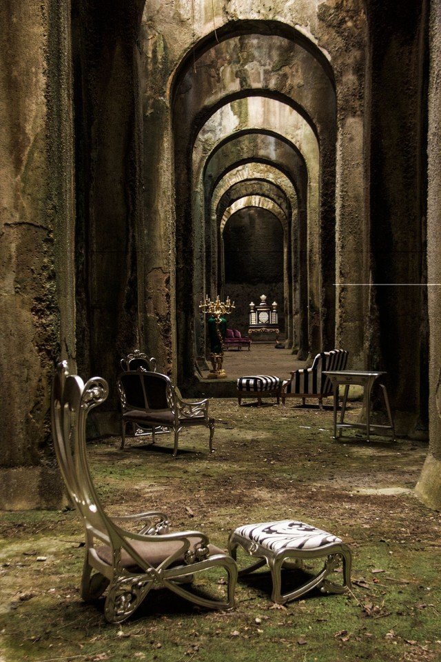 Un fotogramma del backstage del corto di Matteo Garrone. “Mi è piaciuta molto l’idea di partenza, che vede il classico” afferma Garrone – “inteso come bello in senso più ampio – attraversare le diverse epoche, mantenendo le proprie caratteristiche di attualità e contemporaneità e gettando un ponte verso il futuro. Per questo ho immaginato uno scenario post-atomico, un mondo distrutto dal quale i bambini (che incarnano lo sguardo puro) salvano dalle macerie alcuni pezzi, vere e proprie “perle” che si sono conservate nel tempo. Muovendosi sullo sfondo di un luogo incantato, in cui si sente molto il rapporto con la storia, i piccoli “custodi del gusto” riordinano, ripuliscono e conservano per il futuro questi mobili, per continuare a tramandare la bellezza”. Fonte Salone Del Mobile.Milano Un fotogramma del backstage del corto di Matteo Garrone. “Mi è piaciuta molto l’idea di partenza, che vede il classico” afferma Garrone – “inteso come bello in senso più ampio – attraversare le diverse epoche, mantenendo le proprie caratteristiche di attualità e contemporaneità e gettando un ponte verso il futuro. Per questo ho immaginato uno scenario post-atomico, un mondo distrutto dal quale i bambini (che incarnano lo sguardo puro) salvano dalle macerie alcuni pezzi, vere e proprie “perle” che si sono conservate nel tempo. Muovendosi sullo sfondo di un luogo incantato, in cui si sente molto il rapporto con la storia, i piccoli “custodi del gusto” riordinano, ripuliscono e conservano per il futuro questi mobili, per continuare a tramandare la bellezza”. Fonte Salone Del Mobile.Milano