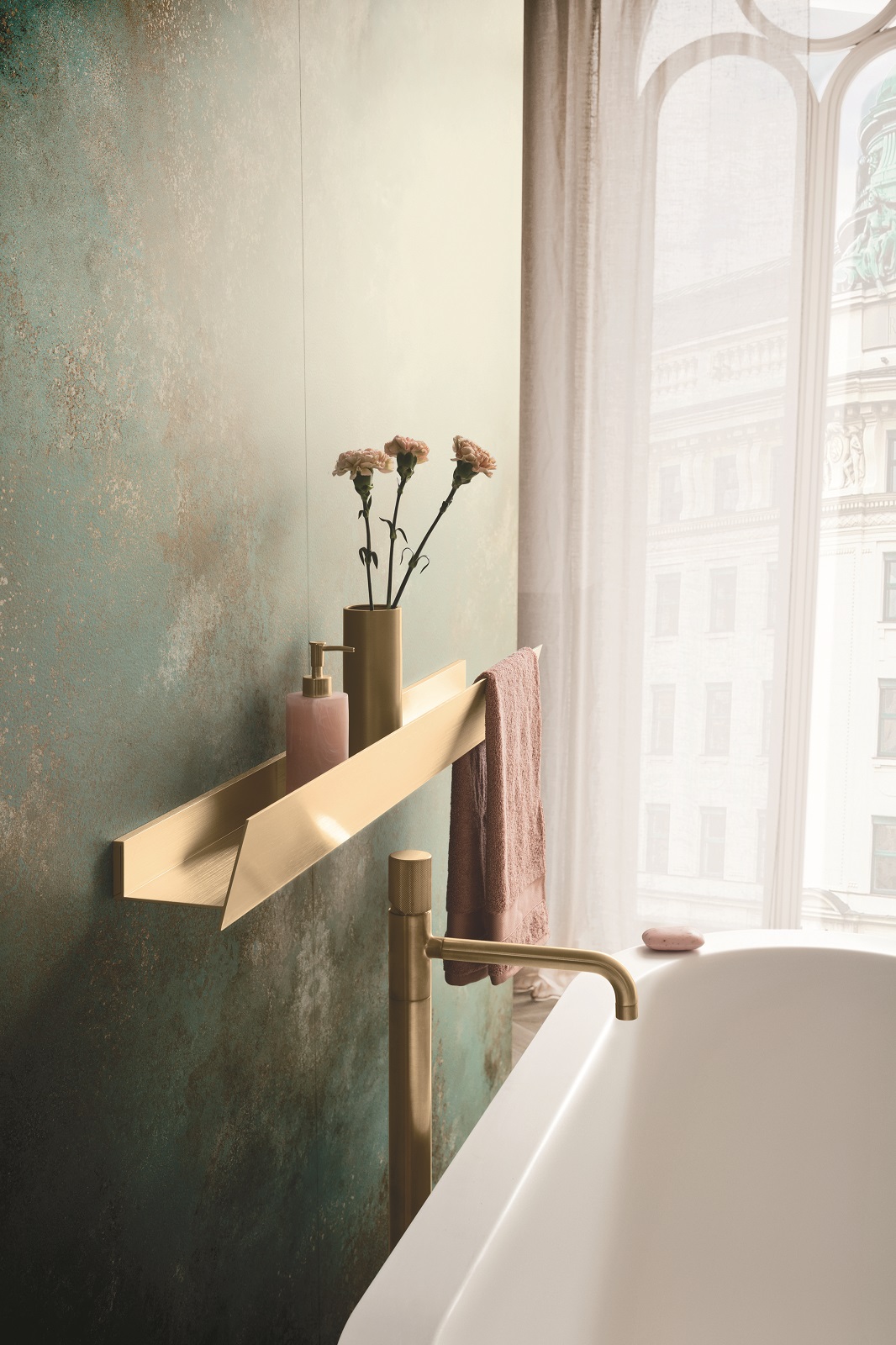 È in finitura alluminio Oro l’elegante mensola Slide di Arbi dalle linee moderne. Misura L 120 x P 12,5 x H 10 cm. Prezzo 390 euro. www.arbiarredobagno.com È in finitura alluminio Oro l’elegante mensola Slide di Arbi dalle linee moderne. Misura L 120 x P 12,5 x H 10 cm. Prezzo 390 euro. www.arbiarredobagno.com