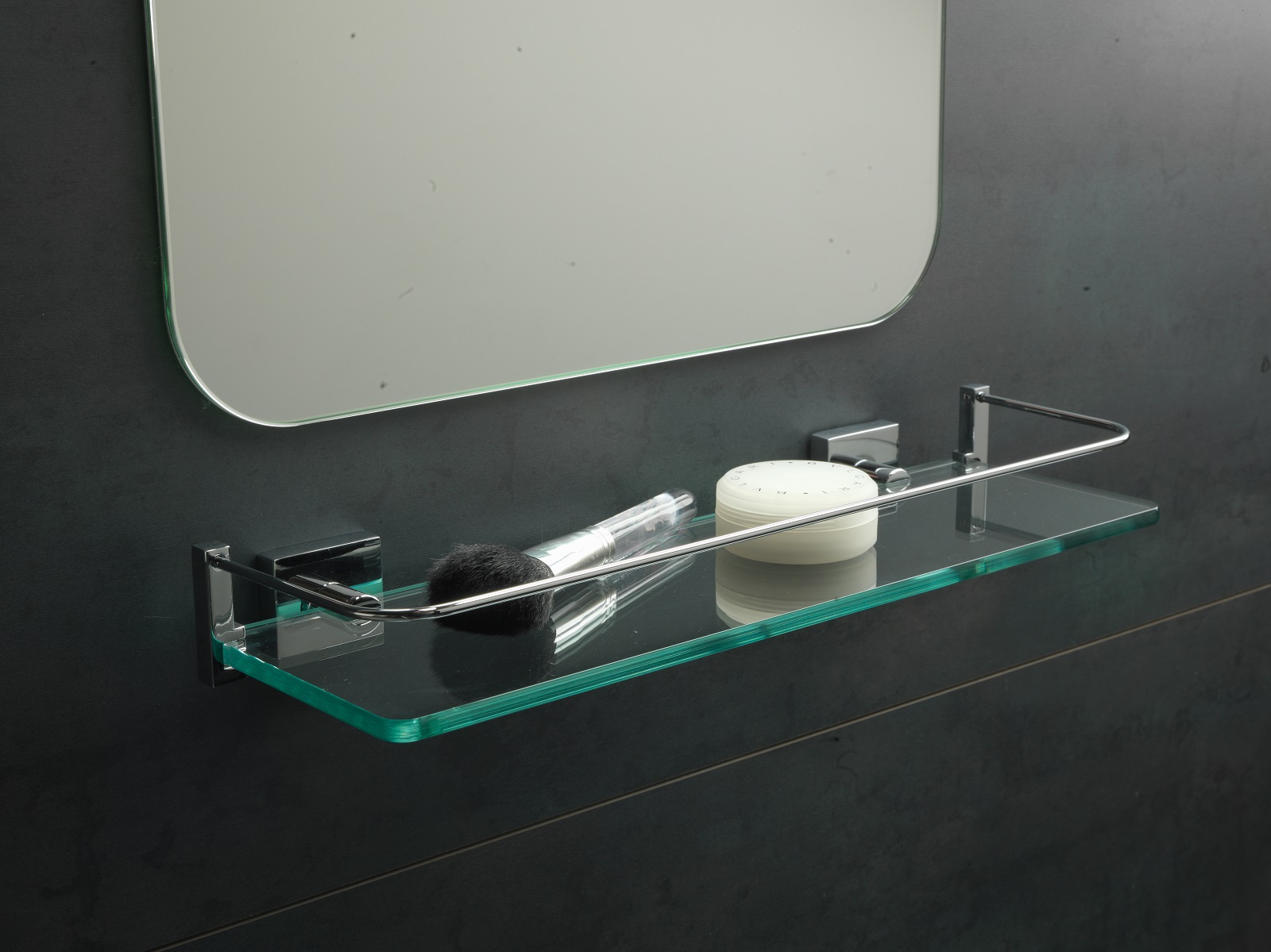 La mensola in vetro 8 mm della serie Urania di Stilhaus ha fissaggi e balconcino in ottone. Misura L 40 x P 14 x H 7 cm. Prezzo 155 euro. www.stilhaus.it La mensola in vetro 8 mm della serie Urania di Stilhaus ha fissaggi e balconcino in ottone. Misura L 40 x P 14 x H 7 cm. Prezzo 155 euro. www.stilhaus.it