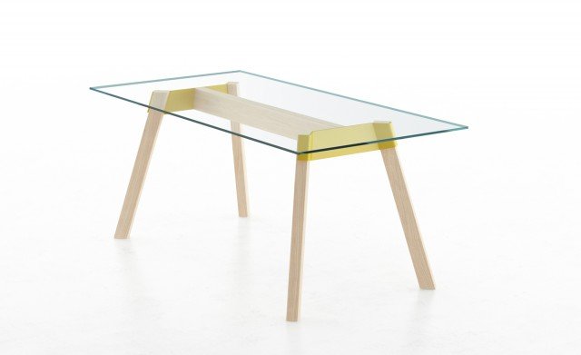 Paper Table di Calligaris è il nuovo tavolo fisso con il piano rettangolare in vetro trasparente che lascia intravedere i sostegni in faggio e gli originali elementi di giunzione in metallo verniciato Senape che “abbracciano” le gambe e le fissano al traverso. É disponibile in quattro formati e nella versione rotonda. Misura L 130 x P 85 x H 72 cm. www.calligaris.it Paper Table di Calligaris è il nuovo tavolo fisso con il piano rettangolare in vetro trasparente che lascia intravedere i sostegni in faggio e gli originali elementi di giunzione in metallo verniciato Senape che “abbracciano” le gambe e le fissano al traverso. É disponibile in quattro formati e nella versione rotonda. Misura L 130 x P 85 x H 72 cm. www.calligaris.it