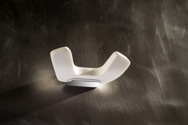 appendino doppio della collezione Blend di La Progetto realizzato in Corian® con elemento di fissaggio in ottone cromato appendino doppio della collezione Blend di La Progetto realizzato in Corian® con elemento di fissaggio in ottone cromato