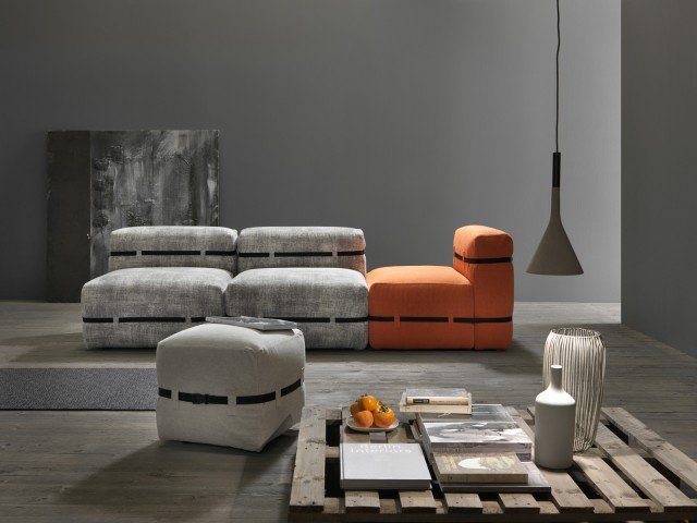Pouffy di My home collection è modulabile, formato da elementi con o senza schienale, caratterizzato dalla presenza di una cinghia nera che ne disegna la forma; la struttura è in legno ricoperta in poliuretano indeformabile e rivestita in tessuto sfoderabile. Un modulo con schienale misura L 90 x P 88 x H 72 cm. Prezzo 1.225 euro per la versione base. www.myhomecollection.it Pouffy di My home collection è modulabile, formato da elementi con o senza schienale, caratterizzato dalla presenza di una cinghia nera che ne disegna la forma; la struttura è in legno ricoperta in poliuretano indeformabile e rivestita in tessuto sfoderabile. Un modulo con schienale misura L 90 x P 88 x H 72 cm. Prezzo 1.225 euro per la versione base. www.myhomecollection.it