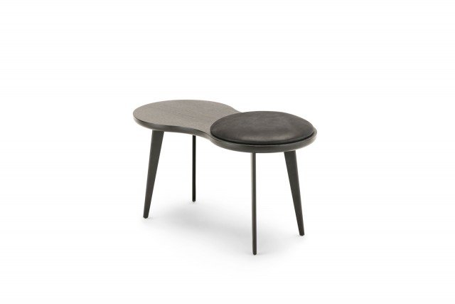 Imago di Living Divani è il nuovo sgabello ergonomico che può essere usato anche come tavolino; ha un piano d'appoggio sagomato orizzontale e sottili gambe inclinate. É realizzato in legno. www.livingdivani.it Imago di Living Divani è il nuovo sgabello ergonomico che può essere usato anche come tavolino; ha un piano d'appoggio sagomato orizzontale e sottili gambe inclinate. É realizzato in legno. www.livingdivani.it