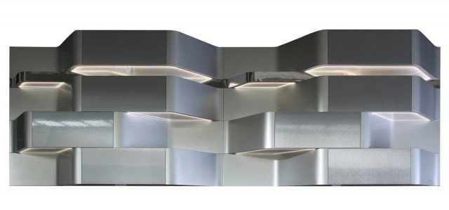 V083 Aston Martin distribuita da Formitalia Luxury Group è la nuova libreria da parete con una linea insolita e originale: la struttura è laccata argento matt con i cassetti frontali in Alutex. É dotata di un sistema di illuminazione a Led che crea un gioco di luci e ombre sulla superficie. Misura L 450 x P 50 x H 130 cm. HYPERLINK www.formitalia.it V083 Aston Martin distribuita da Formitalia Luxury Group è la nuova libreria da parete con una linea insolita e originale: la struttura è laccata argento matt con i cassetti frontali in Alutex. É dotata di un sistema di illuminazione a Led che crea un gioco di luci e ombre sulla superficie. Misura L 450 x P 50 x H 130 cm. HYPERLINK www.formitalia.it