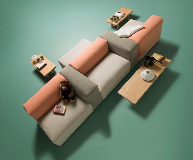 Oblong System di Cappellini è formato da una serie di sedute, con profondità diverse, assemblabili che permettono di dare vita a una composizione bifacciale; gli elementi sono imbottiti in poliuretano espanso a quote differenziate, fibra e piuma e sono rivestiti in tessuto sfoderabile in tonalità pastello. Prezzo su richiesta. www.cappellini.it Oblong System di Cappellini è formato da una serie di sedute, con profondità diverse, assemblabili che permettono di dare vita a una composizione bifacciale; gli elementi sono imbottiti in poliuretano espanso a quote differenziate, fibra e piuma e sono rivestiti in tessuto sfoderabile in tonalità pastello. Prezzo su richiesta. www.cappellini.it