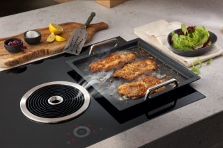 Gli odori in cucina si diffondono in quantità minima grazie ai piani di cottura della serie BFIA e BFIU di Bora che hanno la cappa integrata. Il piano è in vetroceramica a induzione e la cappa può essere sia aspirante che filtrante con funzione di spegnimento ritardato e di sicurezza automatico. E’ largo 83 cm. Prezzo in via di definizione. www.frigo2000.com Gli odori in cucina si diffondono in quantità minima grazie ai piani di cottura della serie BFIA e BFIU di Bora che hanno la cappa integrata. Il piano è in vetroceramica a induzione e la cappa può essere sia aspirante che filtrante con funzione di spegnimento ritardato e di sicurezza automatico. E’ largo 83 cm. Prezzo in via di definizione. www.frigo2000.com
