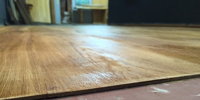 Rivestire il pavimento con lamelle ultrasottili di legno cose di casa Parquet da incollare su piastrelle