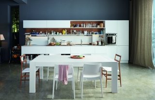cucina con boiserie orizzontale nella finitura legno con numerose nicchie Mi 20.15 di Veneta Cucine cucina con boiserie orizzontale nella finitura legno con numerose nicchie Mi 20.15 di Veneta Cucine