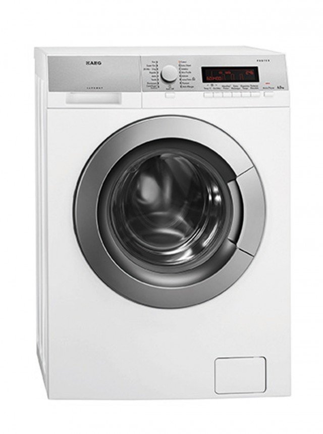 Anche se profonda solo 43 cm, la lavatrice L 85470 SL Lavamat Serie 8 di Aeg Electrolux ha cesto da 45 litri che lava fino a 6,5 Kg di bucato con un’efficienza energetica di classe A-30%. Il sistema OptiSense in base al carico riduce i consumi di acqua ed energia e la durata del programma, arrivando fino a dimezzarla, rispetto a quella di un pieno carico. Misura L 60 x P 43 x H 85 cm. Prezzo 927 euro. www.aeg-electrolux.it Anche se profonda solo 43 cm, la lavatrice L 85470 SL Lavamat Serie 8 di Aeg Electrolux ha cesto da 45 litri che lava fino a 6,5 Kg di bucato con un’efficienza energetica di classe A-30%. Il sistema OptiSense in base al carico riduce i consumi di acqua ed energia e la durata del programma, arrivando fino a dimezzarla, rispetto a quella di un pieno carico. Misura L 60 x P 43 x H 85 cm. Prezzo 927 euro. www.aeg-electrolux.it
