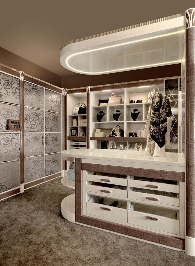 Atlantique di Florence Collections è la nuova cabina armadio che può essere personalizzata: è caratterizzata da una estrema cura dei particolari. Il vano appenderia è nascosto da una scenografica anta a vetri, un meccanismo a comando elettronico permette di scoprire il suo contenuto. L’intera struttura è impreziosita da rivestimenti in pelle. www.florencecollections.com Atlantique di Florence Collections è la nuova cabina armadio che può essere personalizzata: è caratterizzata da una estrema cura dei particolari. Il vano appenderia è nascosto da una scenografica anta a vetri, un meccanismo a comando elettronico permette di scoprire il suo contenuto. L’intera struttura è impreziosita da rivestimenti in pelle. www.florencecollections.com