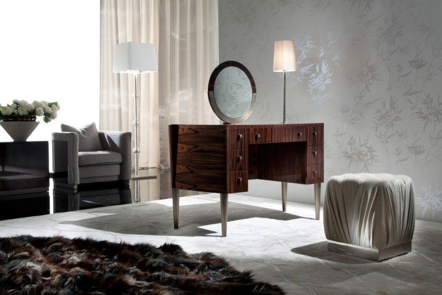 Vanity Desk della collezione Coliseum di Giorgio Collection è la nuova toeletta che si ispira allo stile Art Déco: è interamente impiallacciata a raggio di sole in palissandro brasiliano valorizzato dalla presenza di dettagli in ottone spazzolato. È dotata di sei cassetti laterali e uno centrale con divisori per i gioielli. www.giorgiocollection.it Vanity Desk della collezione Coliseum di Giorgio Collection è la nuova toeletta che si ispira allo stile Art Déco: è interamente impiallacciata a raggio di sole in palissandro brasiliano valorizzato dalla presenza di dettagli in ottone spazzolato. È dotata di sei cassetti laterali e uno centrale con divisori per i gioielli. www.giorgiocollection.it