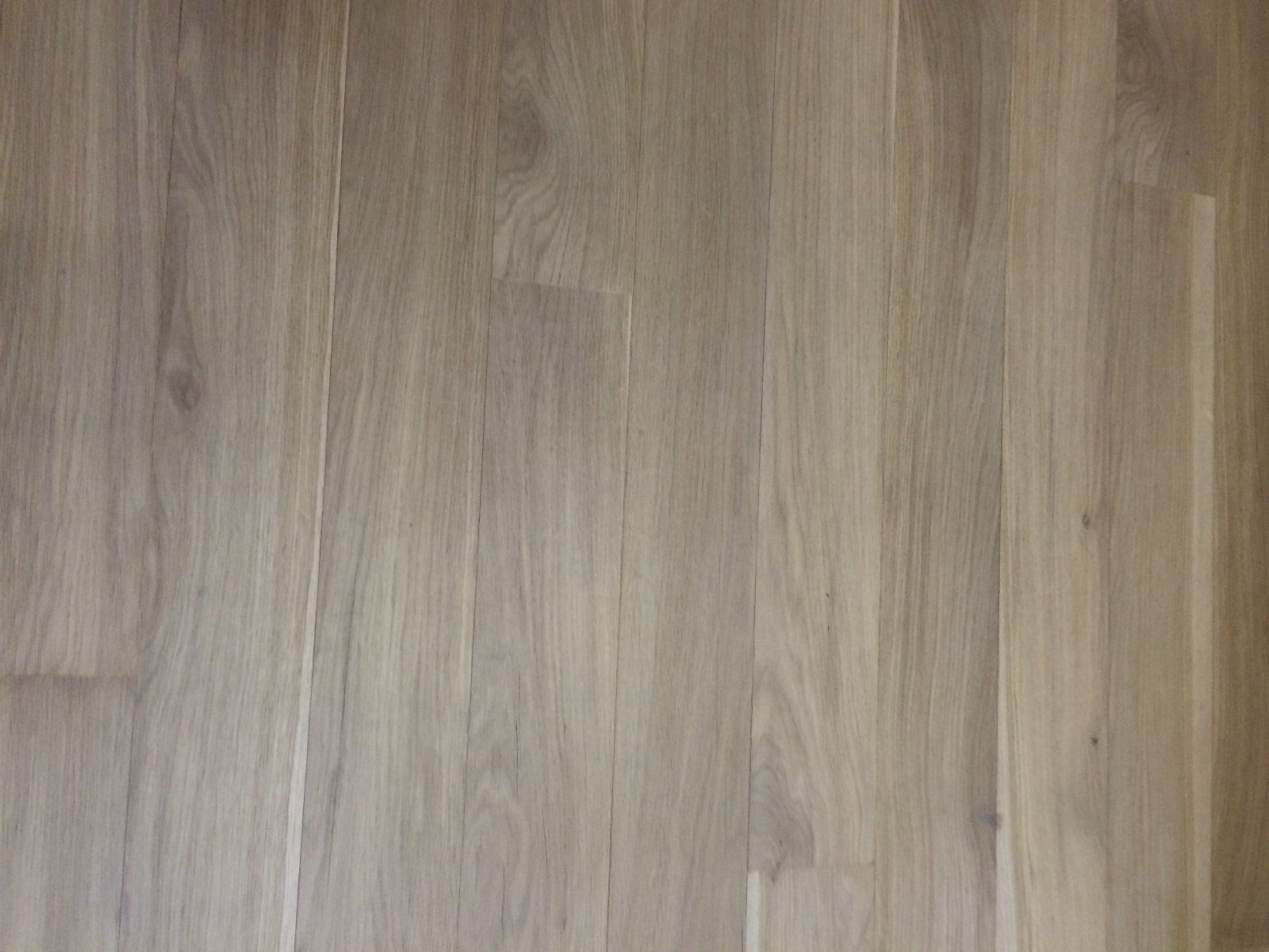 Rivestire il pavimento con lamelle ultrasottili di legno cose di casa Parquet da incollare su piastrelle