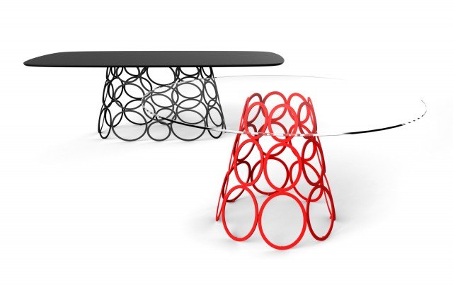 Hulahoop di Bonaldo è il nuovo tavolo dominato dalla presenza di una base scenografica e decorativa, con un motivo grafico formato da cerchi in metallo verniciato nero o rosso. Il piano privo di spigoli è sottile ed è disponibile in cristallo trasparente, in legno massello o in marmo. É disponibile nelle versioni rotonde e rettangolari con dimensioni diverse. Misura L 220 x P 110 x H 72 cm e ø 120 x H 72 cm. www.bonaldo.it Hulahoop di Bonaldo è il nuovo tavolo dominato dalla presenza di una base scenografica e decorativa, con un motivo grafico formato da cerchi in metallo verniciato nero o rosso. Il piano privo di spigoli è sottile ed è disponibile in cristallo trasparente, in legno massello o in marmo. É disponibile nelle versioni rotonde e rettangolari con dimensioni diverse. Misura L 220 x P 110 x H 72 cm e ø 120 x H 72 cm. www.bonaldo.it
