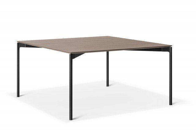 Luce di Lema è il nuovo tavolo quadrato con un design ridotto all'essenziale e spessori minimi: il risultato è un modello leggero e elegante. Le quattro gambe sono realizzate in alluminio pressofuso nero, il piano quadrato è in legno ed è impreziosito dalla venatura a vista. www.lemamobili.com Luce di Lema è il nuovo tavolo quadrato con un design ridotto all'essenziale e spessori minimi: il risultato è un modello leggero e elegante. Le quattro gambe sono realizzate in alluminio pressofuso nero, il piano quadrato è in legno ed è impreziosito dalla venatura a vista. www.lemamobili.com
