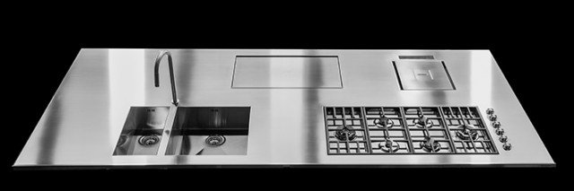 Massima espressione della nuova estetica, i top in acciaio su misura combinano alla perfezione l’alta qualità manifatturiera KitchenAid con il desiderio di ricercatezza, unicità e personalizzazione. Su misura, sono totalmente personalizzabili per dimensioni, dotazioni, accessori e lavorazione della lamiera. Si possono scegliere dunque gli elettrodomestici e le dotazioni che più si preferisce: piani cottura a gas di varie dimensioni, piastre a induzione, moduli Domino o vasche di cottura. In più possono essere dotati di lavello totalmente integrato e saldato senza giunzioni e miscelatore. Prezzo in via di definizione. www.kitchenaid.it Massima espressione della nuova estetica, i top in acciaio su misura combinano alla perfezione l’alta qualità manifatturiera KitchenAid con il desiderio di ricercatezza, unicità e personalizzazione. Su misura, sono totalmente personalizzabili per dimensioni, dotazioni, accessori e lavorazione della lamiera. Si possono scegliere dunque gli elettrodomestici e le dotazioni che più si preferisce: piani cottura a gas di varie dimensioni, piastre a induzione, moduli Domino o vasche di cottura. In più possono essere dotati di lavello totalmente integrato e saldato senza giunzioni e miscelatore. Prezzo in via di definizione. www.kitchenaid.it