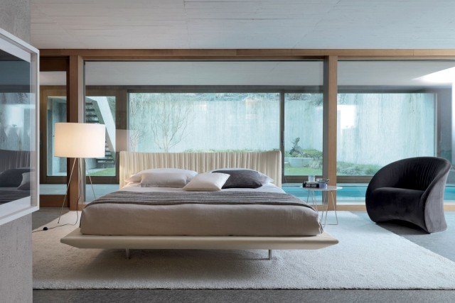 Shellon di Désirée by Gruppo Euromobil è un letto con un design leggero caratterizzato dalla struttura in metallo e dai piedini in alluminio lucido. La testata in tessuto sfoderabile, con una sinuosa curvatura verso l’esterno, ha una trapuntatura verticale realizzata con pieghe irregolari che ne accentuano la morbidezza; il giroletto è inclinato verso l’interno. www.gruppoeuromobil.com Shellon di Désirée by Gruppo Euromobil è un letto con un design leggero caratterizzato dalla struttura in metallo e dai piedini in alluminio lucido. La testata in tessuto sfoderabile, con una sinuosa curvatura verso l’esterno, ha una trapuntatura verticale realizzata con pieghe irregolari che ne accentuano la morbidezza; il giroletto è inclinato verso l’interno. www.gruppoeuromobil.com