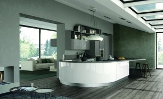cucina con grande isola bianca stondata Clover di Lube Cucine cucina con grande isola bianca stondata Clover di Lube Cucine