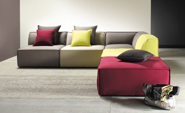 Floride di Maisons du monde è un divano ad angolo cinque posti rivestito interamente in cotone nelle tonalità grigio e melanzana illuminate da elementi anice. Misura L 240 x P 240 x H 65 cm. Prezzo 990,90 euro. www.maisonsdumonde.com Floride di Maisons du monde è un divano ad angolo cinque posti rivestito interamente in cotone nelle tonalità grigio e melanzana illuminate da elementi anice. Misura L 240 x P 240 x H 65 cm. Prezzo 990,90 euro. www.maisonsdumonde.com