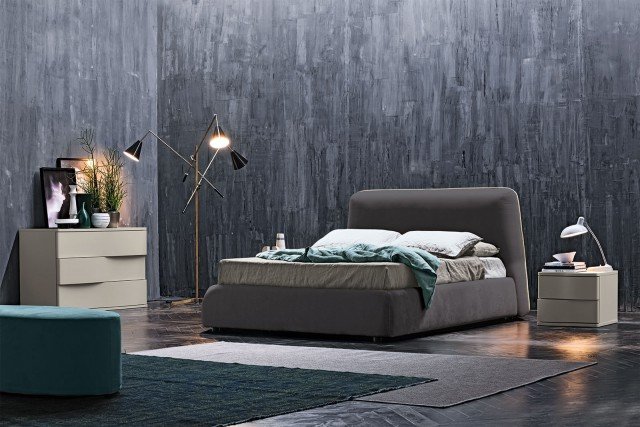 Bellini di Febal Casa è il letto con una forma morbida e imbottita sottolineata dalla testata con un forte spessore rifinita con un cordoncino coordinato o in contrasto. È interamente rivestito in tessuto grigio; è disponibile anche nella versione con vano contenitore. www.febalcasa.com Bellini di Febal Casa è il letto con una forma morbida e imbottita sottolineata dalla testata con un forte spessore rifinita con un cordoncino coordinato o in contrasto. È interamente rivestito in tessuto grigio; è disponibile anche nella versione con vano contenitore. www.febalcasa.com