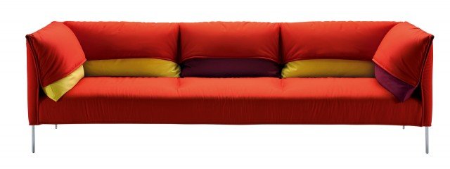 Undercover di Zanotta è un modello con rivestimento bicolore sfoderabile nelle tonalità accese dell’arancione, del giallo e del rosso; i piedini sono realizzati in lega di alluminio lucidato. Prezzo su richiesta. www.zanotta.it Undercover di Zanotta è un modello con rivestimento bicolore sfoderabile nelle tonalità accese dell’arancione, del giallo e del rosso; i piedini sono realizzati in lega di alluminio lucidato. Prezzo su richiesta. www.zanotta.it