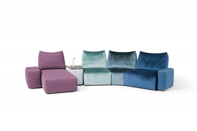 Modula di Calia Italia consente di dare vita a diverse combinazioni grazie ai moduli di differenti dimensioni, ma dotati di uno schienale alto e accogliente, di braccioli larghi e di chaise longue. Il rivestimento in microfibra è sfoderabile. Misura L 400 x P 193 x H 93 cm. Prezzo 4.350 euro per la versione base. www.caliaitalia.com Modula di Calia Italia consente di dare vita a diverse combinazioni grazie ai moduli di differenti dimensioni, ma dotati di uno schienale alto e accogliente, di braccioli larghi e di chaise longue. Il rivestimento in microfibra è sfoderabile. Misura L 400 x P 193 x H 93 cm. Prezzo 4.350 euro per la versione base. www.caliaitalia.com