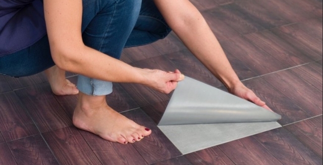 La laminazione adesiva Tileskin® si applica sulle piastrelle ed è resistente come una seconda pelle, riproducendo alla perfezione un’infinità di pietre, pattern, decori e colori. Removibile senza molta fatica e senza lavori di muratura. Disponibile in cinque varianti (OnlyDress, OnlyDressBrigh, SmellTrap, NoSlip e Heat Resistant), la laminazione adesiva è garantita fino a 5 anni e disponibile nei formati standard idonei a decorare piastrelle di misura:15x15; 20x20; 30x30; 20x25. www.tileskin.com/it/ La laminazione adesiva Tileskin® si applica sulle piastrelle ed è resistente come una seconda pelle, riproducendo alla perfezione un’infinità di pietre, pattern, decori e colori. Removibile senza molta fatica e senza lavori di muratura. Disponibile in cinque varianti (OnlyDress, OnlyDressBrigh, SmellTrap, NoSlip e Heat Resistant), la laminazione adesiva è garantita fino a 5 anni e disponibile nei formati standard idonei a decorare piastrelle di misura:15x15; 20x20; 30x30; 20x25. www.tileskin.com/it/