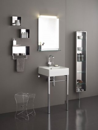 Specchio filo lucido con mensola in vetro e applique, inox di stilhaus Specchio filo lucido con mensola in vetro e applique, inox di stilhaus