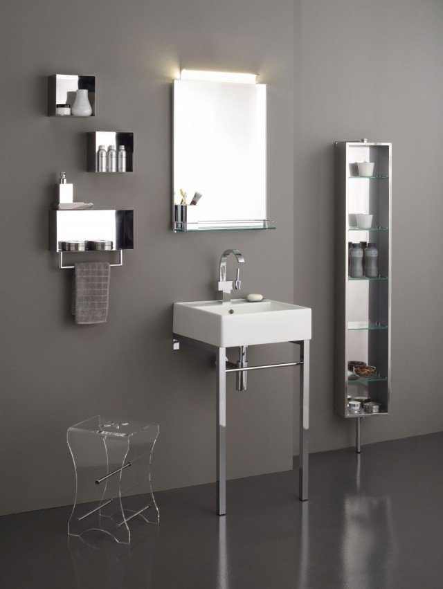 Specchio filo lucido con mensola in vetro e applique, inox di stilhaus Specchio filo lucido con mensola in vetro e applique, inox di stilhaus