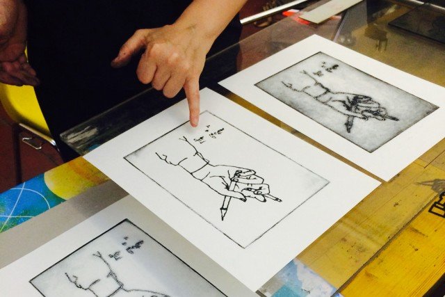 L’allestimento di Visual Making si dispiega come le pagine di un libro attraverso tre livelli di narrazione –l’archivio, il manuale di istruzioni open source, le applicazioni d’artista – e include uno spazio-laboratorio animato da eventi ed attività. Il progetto grafico della mostra gioca sul tema della ‘mano che disegna’, a sottolineare la continuità tra fare artigianale e cultura maker. L’allestimento di Visual Making si dispiega come le pagine di un libro attraverso tre livelli di narrazione –l’archivio, il manuale di istruzioni open source, le applicazioni d’artista – e include uno spazio-laboratorio animato da eventi ed attività. Il progetto grafico della mostra gioca sul tema della ‘mano che disegna’, a sottolineare la continuità tra fare artigianale e cultura maker.