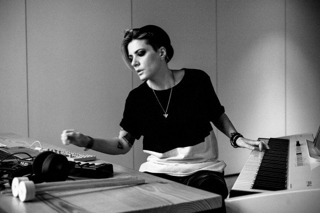 Chiara Luzzana, l’artista del progetto The Sound of City che si prefigge di creare la colonna sonora di ogni città a partire dai suoni caratteristici di ciascuna di esse. Il progetto ha inizio nel 2015 con la composizione della colonna sonora di Shanghai, città nella quale l’Artista ha vissuto. Per la città di Milano, l’artista ha scelto il quartiere di Brera come anima sonora che possa descrivere al meglio passato e presente. Chiara Luzzana, l’artista del progetto The Sound of City che si prefigge di creare la colonna sonora di ogni città a partire dai suoni caratteristici di ciascuna di esse. Il progetto ha inizio nel 2015 con la composizione della colonna sonora di Shanghai, città nella quale l’Artista ha vissuto. Per la città di Milano, l’artista ha scelto il quartiere di Brera come anima sonora che possa descrivere al meglio passato e presente.
