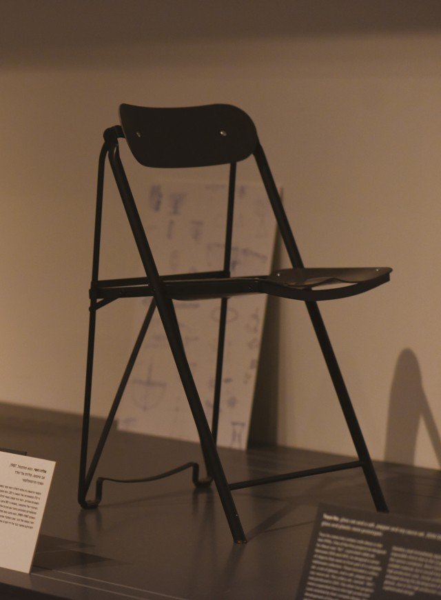 La Folding Chair disegnata da Aldo Rossi per Alessi nel 1987 sarà uno dei pezzi prestati dal Museo Alessi per la mostra Failures, dall’8 al 17 aprile alla Cascina Cuccagna, Milano La Folding Chair disegnata da Aldo Rossi per Alessi nel 1987 sarà uno dei pezzi prestati dal Museo Alessi per la mostra Failures, dall’8 al 17 aprile alla Cascina Cuccagna, Milano
