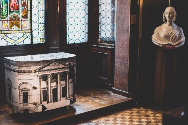 Il comò Palladiana di Fornasetti del 1951 parte della collezione permanente Poldi Pezzoli. Il percorso della mostra QUASI SEGRETI si sviluppa lungo l’intero percorso espositivo, dove le opere si inseriscono in modo armonioso accanto agli stipi e cassoni già presenti nella casa museo. Il comò Palladiana di Fornasetti del 1951 parte della collezione permanente Poldi Pezzoli. Il percorso della mostra QUASI SEGRETI si sviluppa lungo l’intero percorso espositivo, dove le opere si inseriscono in modo armonioso accanto agli stipi e cassoni già presenti nella casa museo.