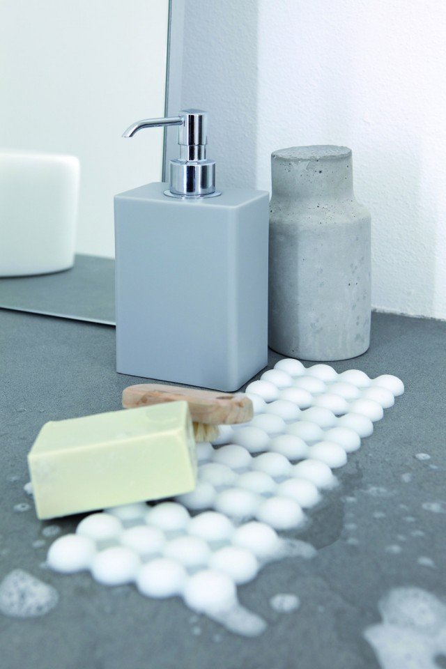 Alcuni dei prodotti geelli presenti nel nuovo showroom Dall’Agnese. Gli oggetti geelli sono in gel poliuretanico che permette al materiale di rispondere velocemente alla deformazione, restituendo la forma iniziale. Alcuni dei prodotti geelli presenti nel nuovo showroom Dall’Agnese. Gli oggetti geelli sono in gel poliuretanico che permette al materiale di rispondere velocemente alla deformazione, restituendo la forma iniziale.